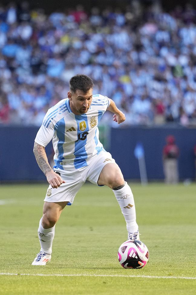 脚后跟停球+倒钩解围，阿拉伯杯上阿尔及利亚一后卫防守尽显球技