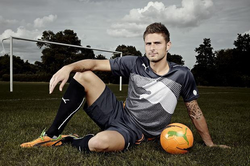 邮报：曼联正与纽卡争夺谢什科，为遵守PSR愿低价出售霍伊伦