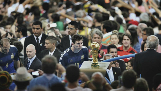 世体：梅西在进入诺坎普前没联系巴萨的任何人请求许可