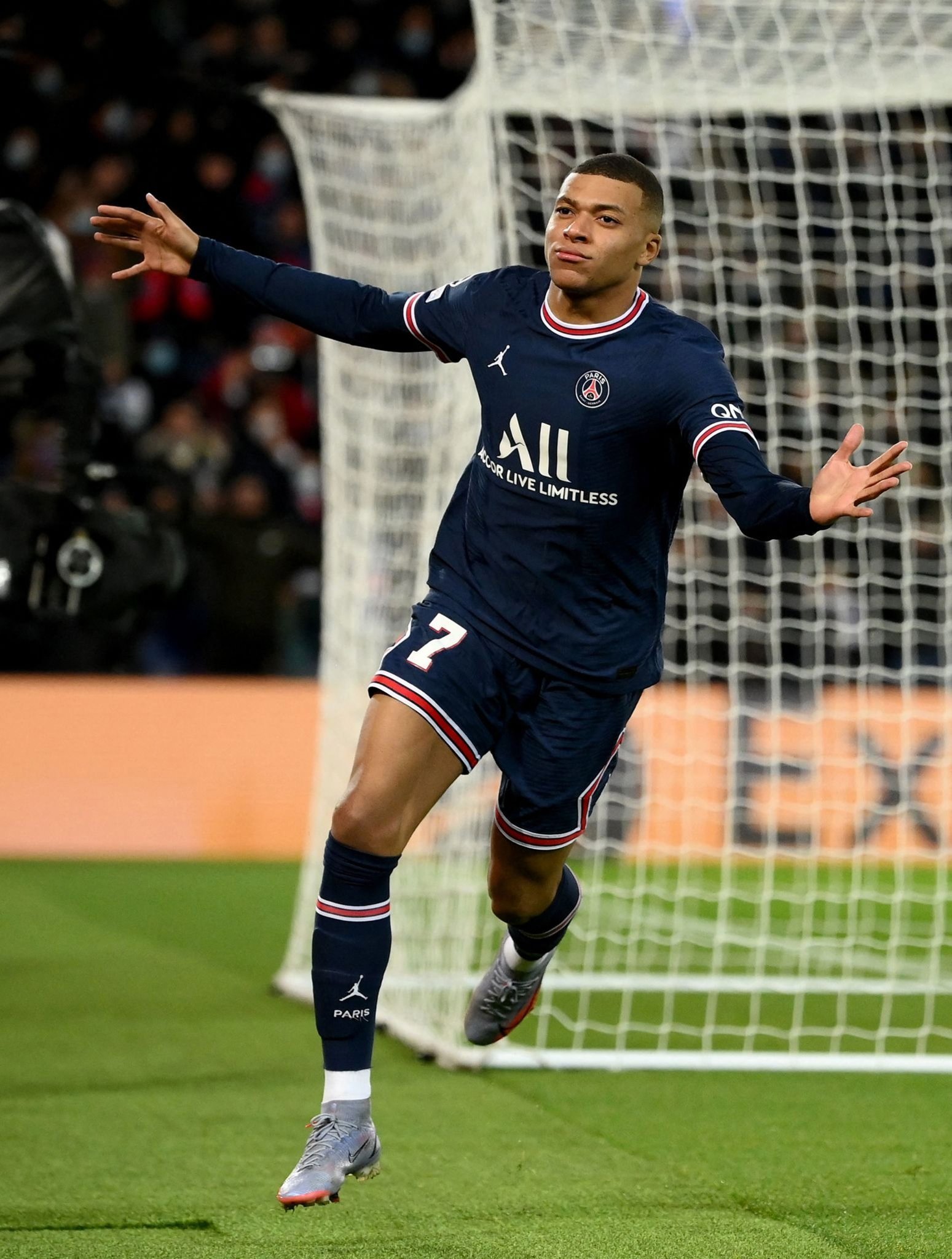 梅西捧起美职联冠军奖杯时，站在一旁的穆勒露出了最真挚的笑容