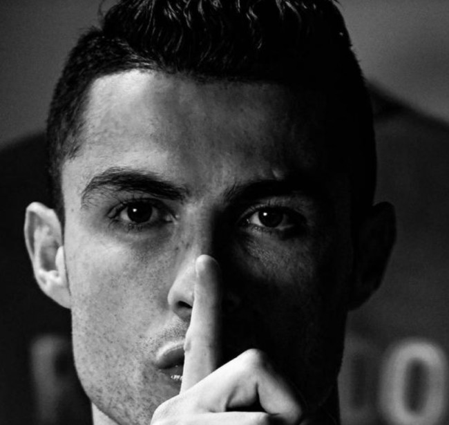 女生打高尔夫打中野鸭，鸭在湖中走，高尔夫从天上来